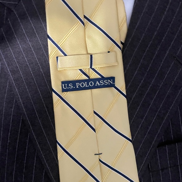 Brown with light gray pin stripes suit size 42R. FREE tie with coat - Picture 3 of 8